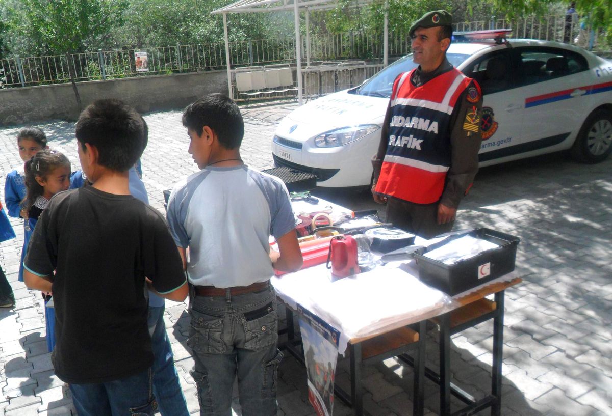 Sungurlu'da Jandarma Trafik Haftası Kutlamalarını Köylere Taşıdı