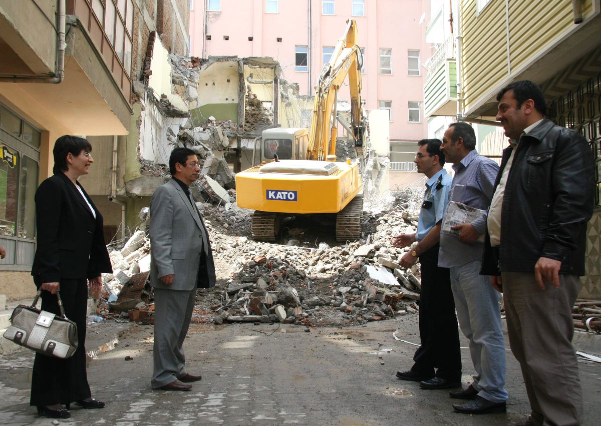Sungurlu'da Metruk Halde Bulunan Mal Müdürlüğü Lojmanları Yıkılıyor