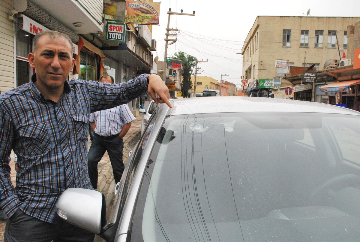 Suriye\'den Sıkılan Mermi Otomobilin Camını Kırdı