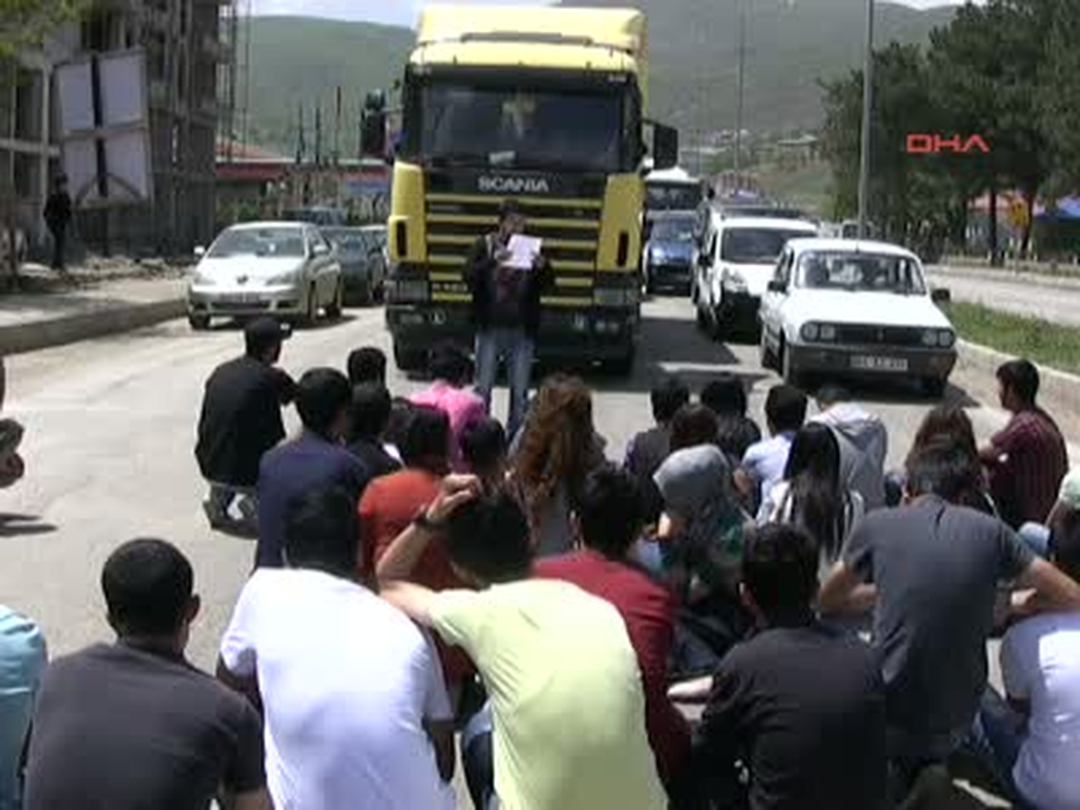 Tunceli\'de Üniversiteliler Kazayı Yol Kapatarak Protesto Etti