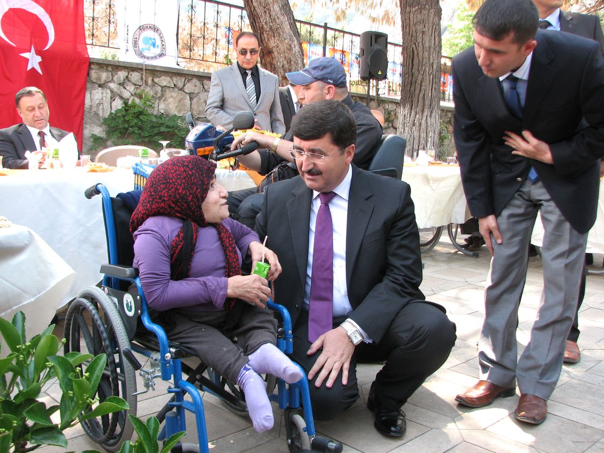 Vali Öz'den Engelli Kadına Akülü Araç Sözü