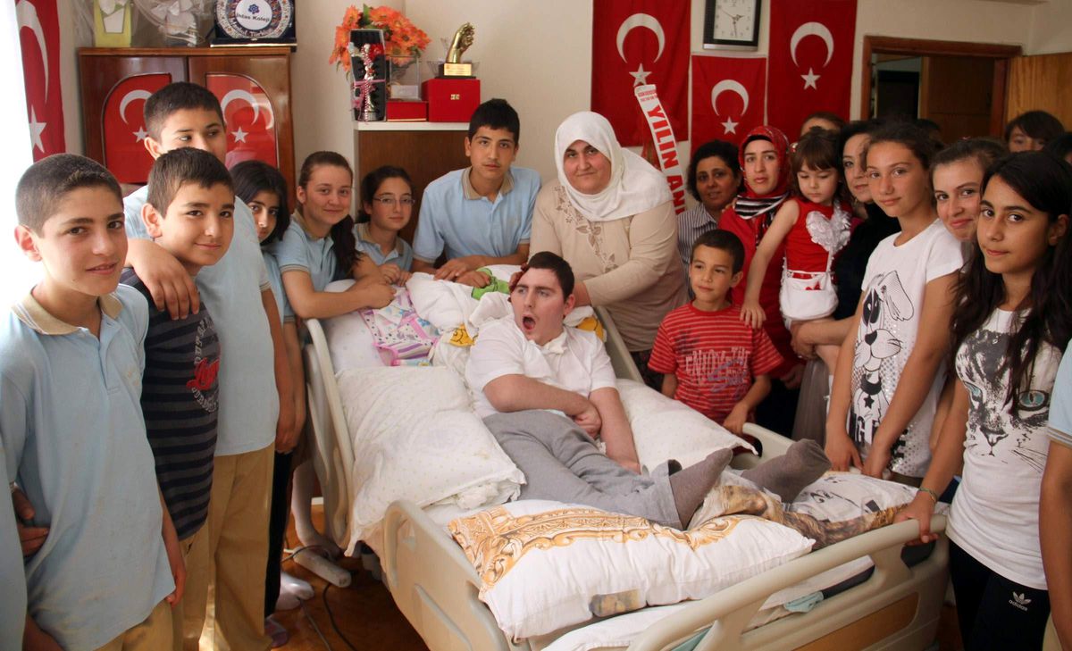 'Yılın Annesi' Dört Yıldır Adını Bile Bilmediği Hasta Gence Bakıyor