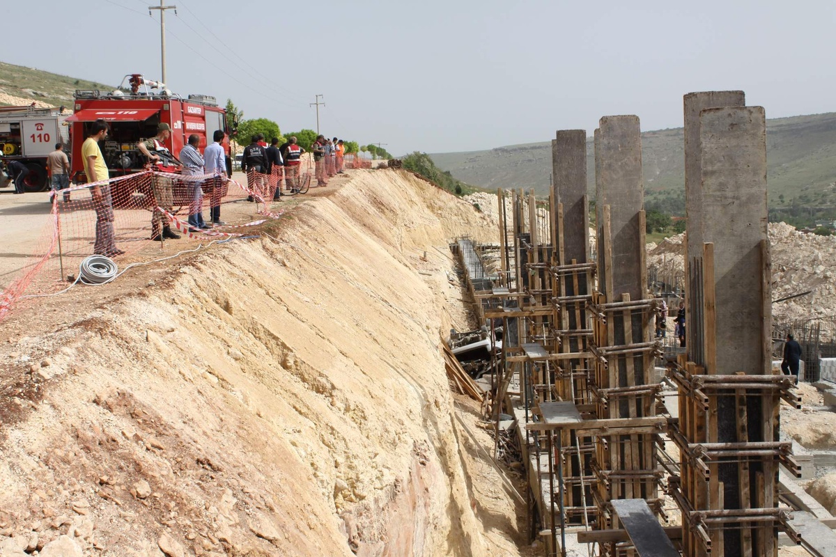 Yük Taşıyan Pikap İnşaat Alanına Düştü: 1 Yaralı