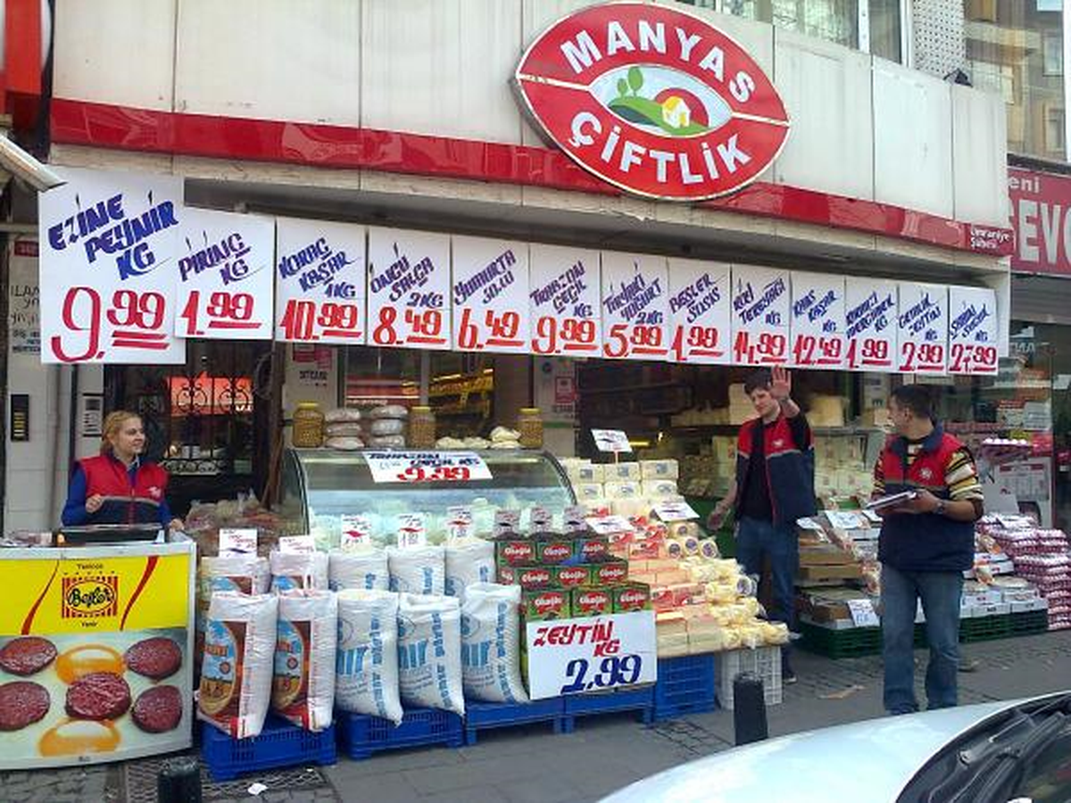 Zeytin Tenekelerine Tekme Attığı İçin Uyardığı Kişi Gözünden Vurarak Öldürdü