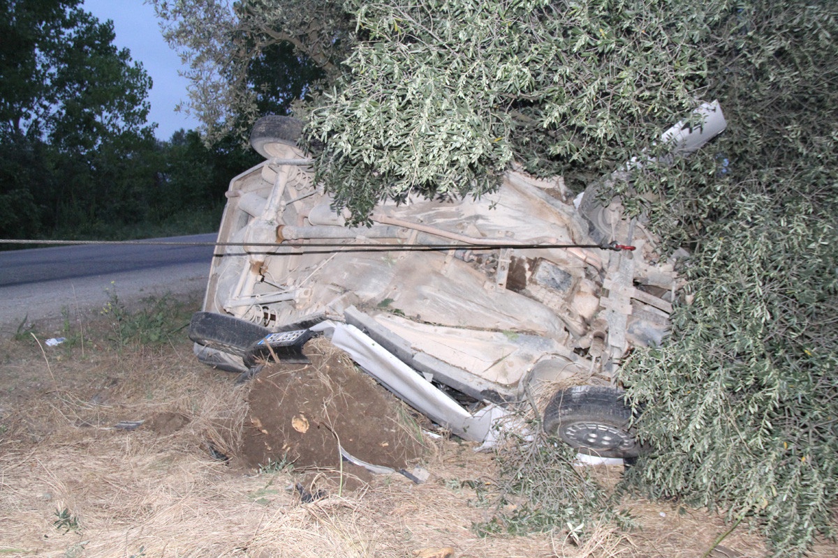 Zeytinliğe Uçan Otomobil İkiye Bölündü: 2 Yaralı