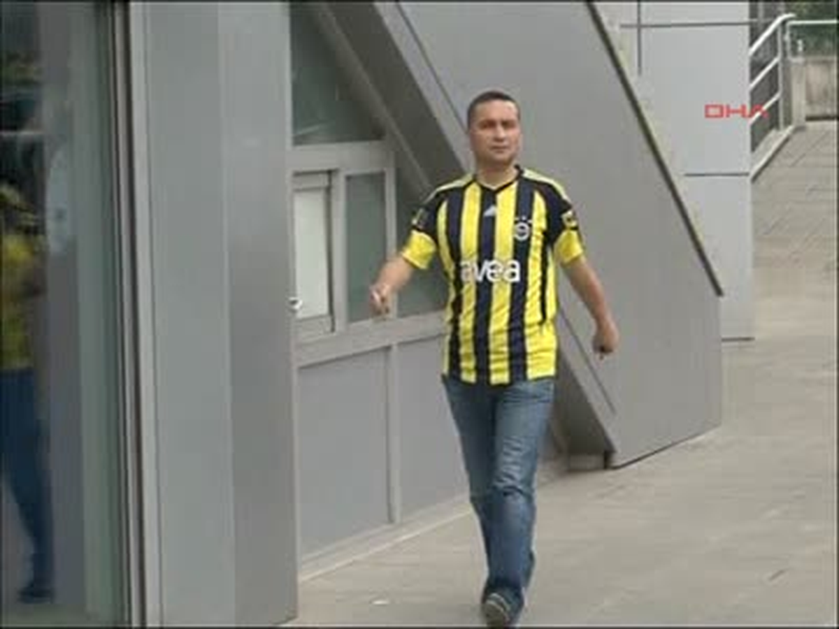 2 Fenerbahçeli Taraftarlar, Şükrü Saracoğlu Stadı Çevresinde Toplanmaya Başladı