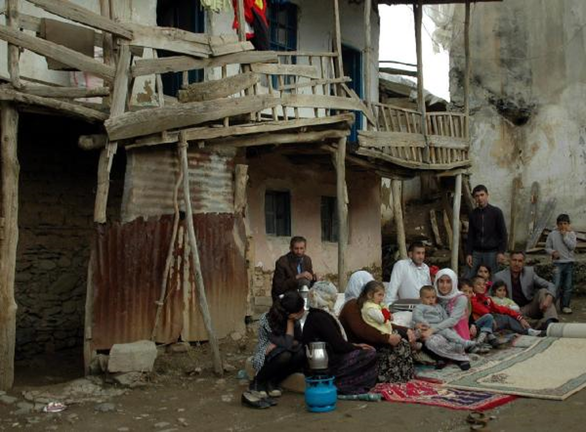 26 Kişi Yıkılmak Üzere Olan 3 Evde Yaşıyor