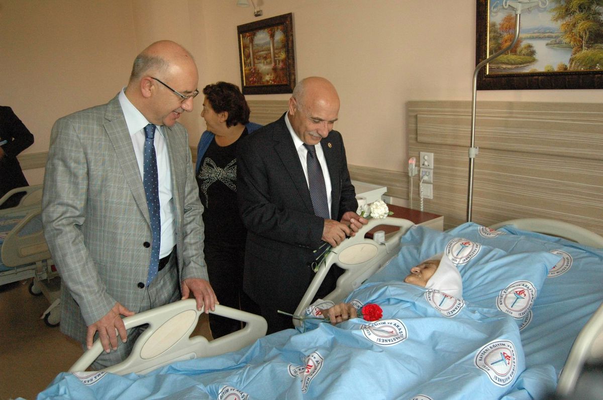 AK Parti Milletvekilleri Hemşirelere Karanfil Dağıttı