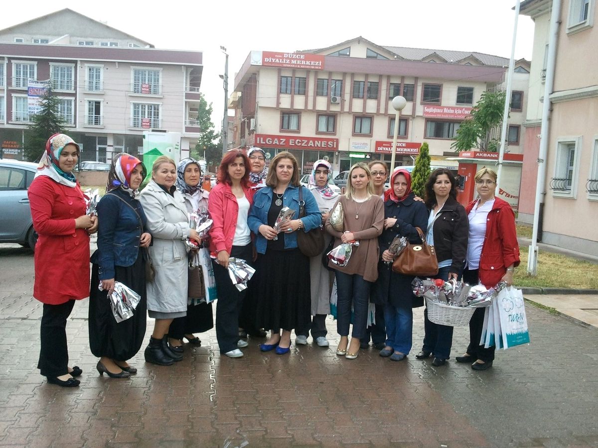 Ak Partili Kadınlar Anneler Günü Öncesi Yaşlıları Ziyaret Etti