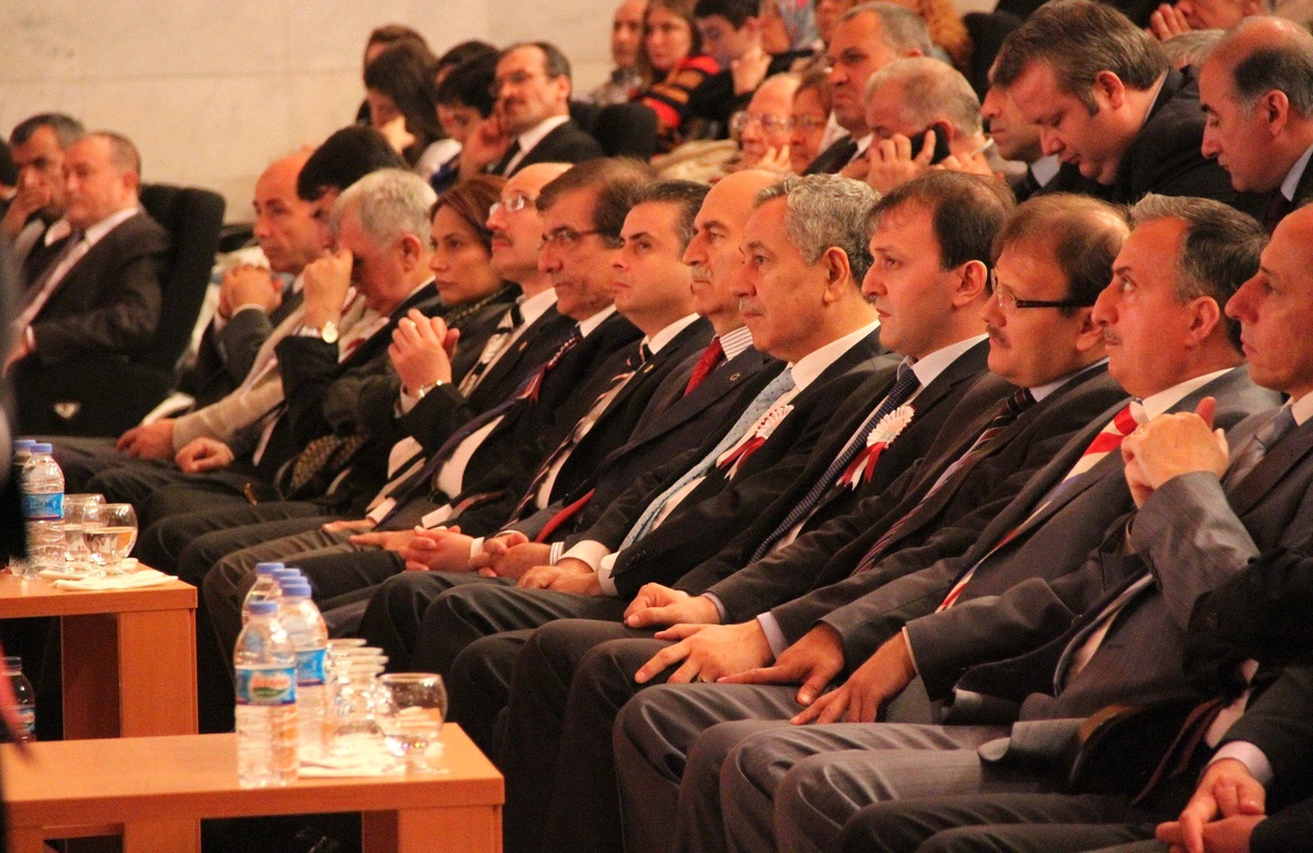 Arınç, "Balkanlardaki Osmanlı İzleri" Sergisini Açtı