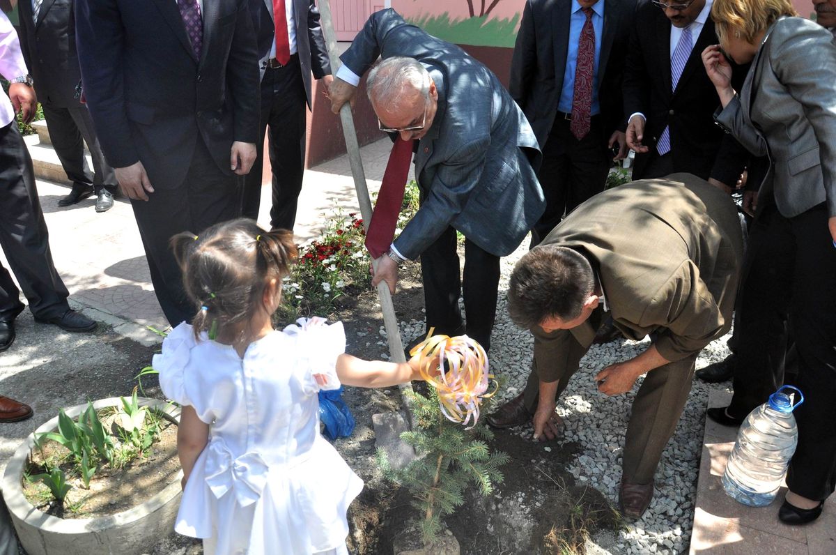 Bahar Şenliği ve Anneler Günü Programı Düzenlendi