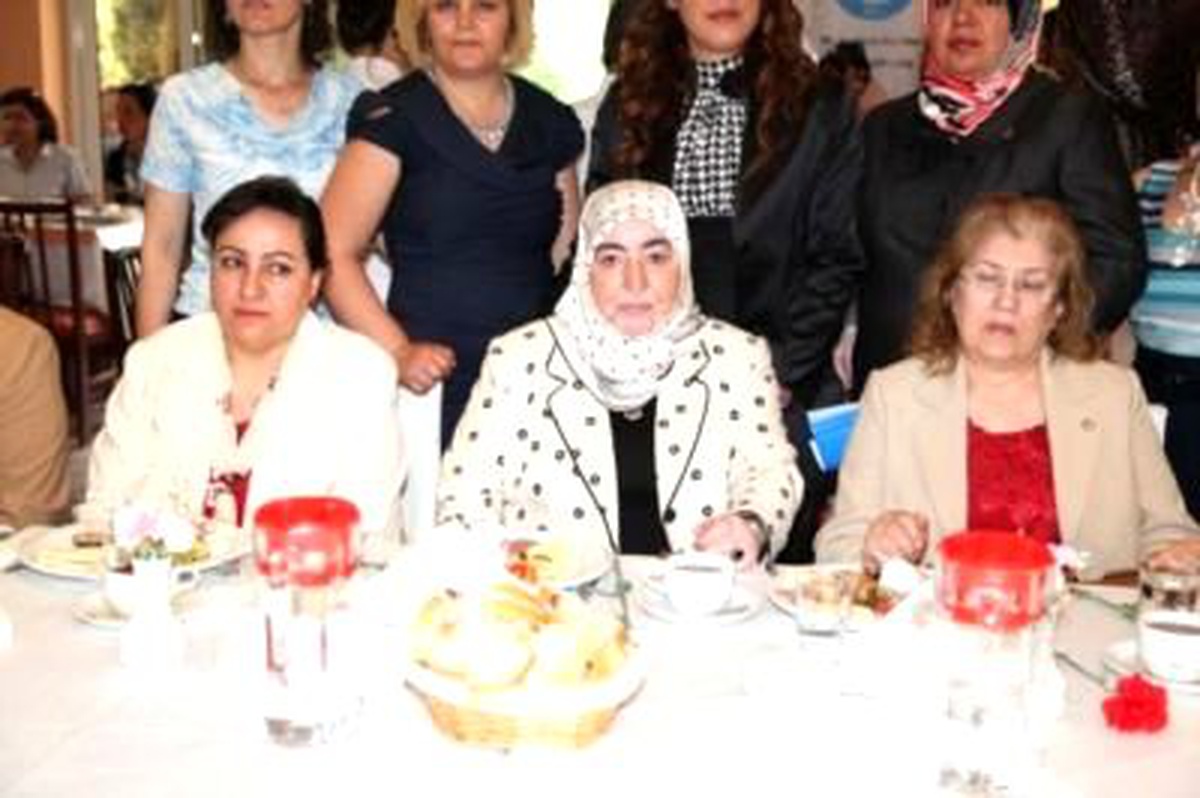 Bakan Yıldırım\'ın Eşi "Yılın Annesi"