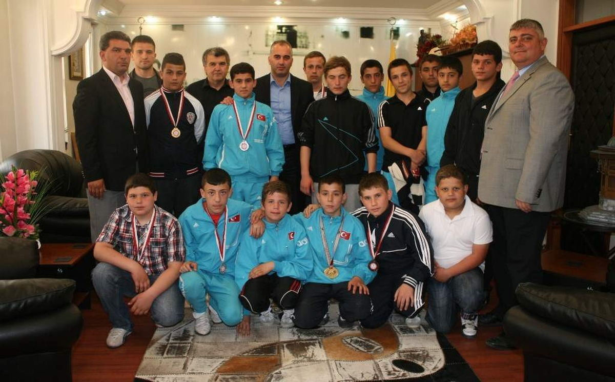 Başkan Yıldırım, Başarılı Sporcuları Altınla Ödüllendirdi
