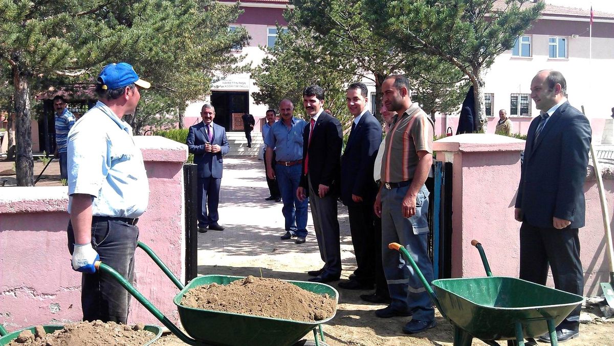 Belediye Okul Bahçelerini Düzenlemeye Devam Ediyor