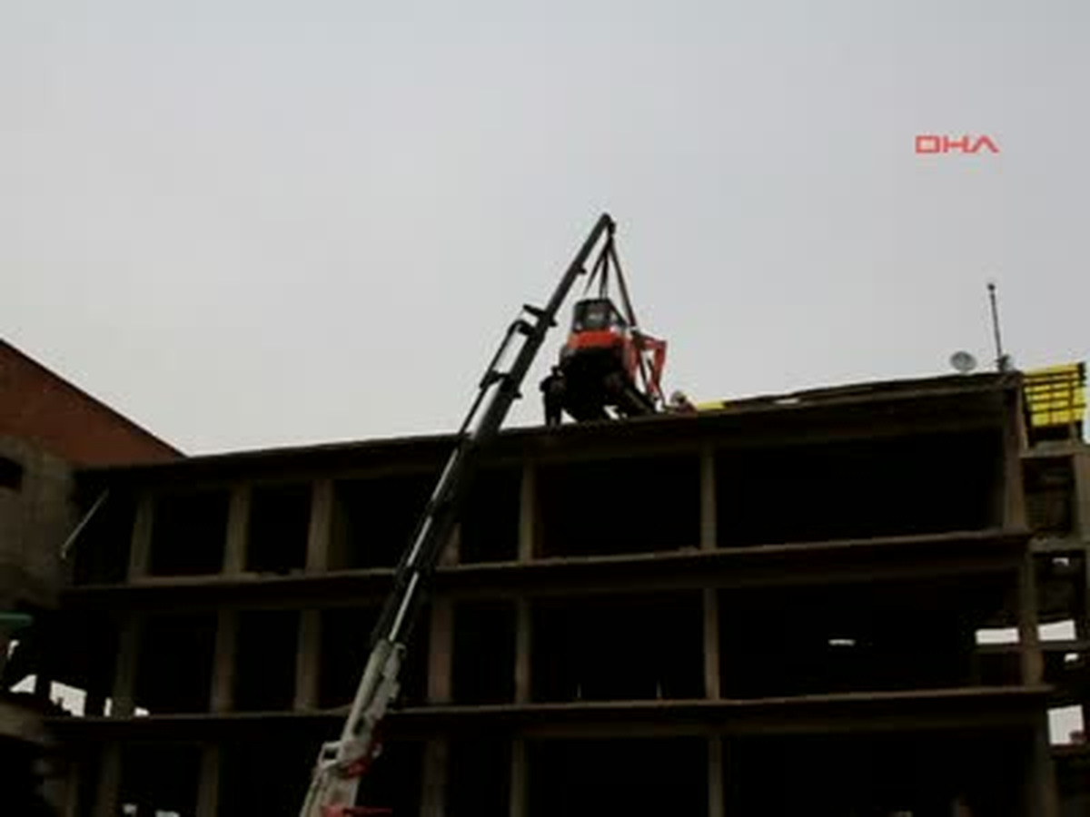 Binanın Üst Katlarına Ağır Hasar Raporu Verilince İş Makinasını 4\'üncü Kata Çıkardılar