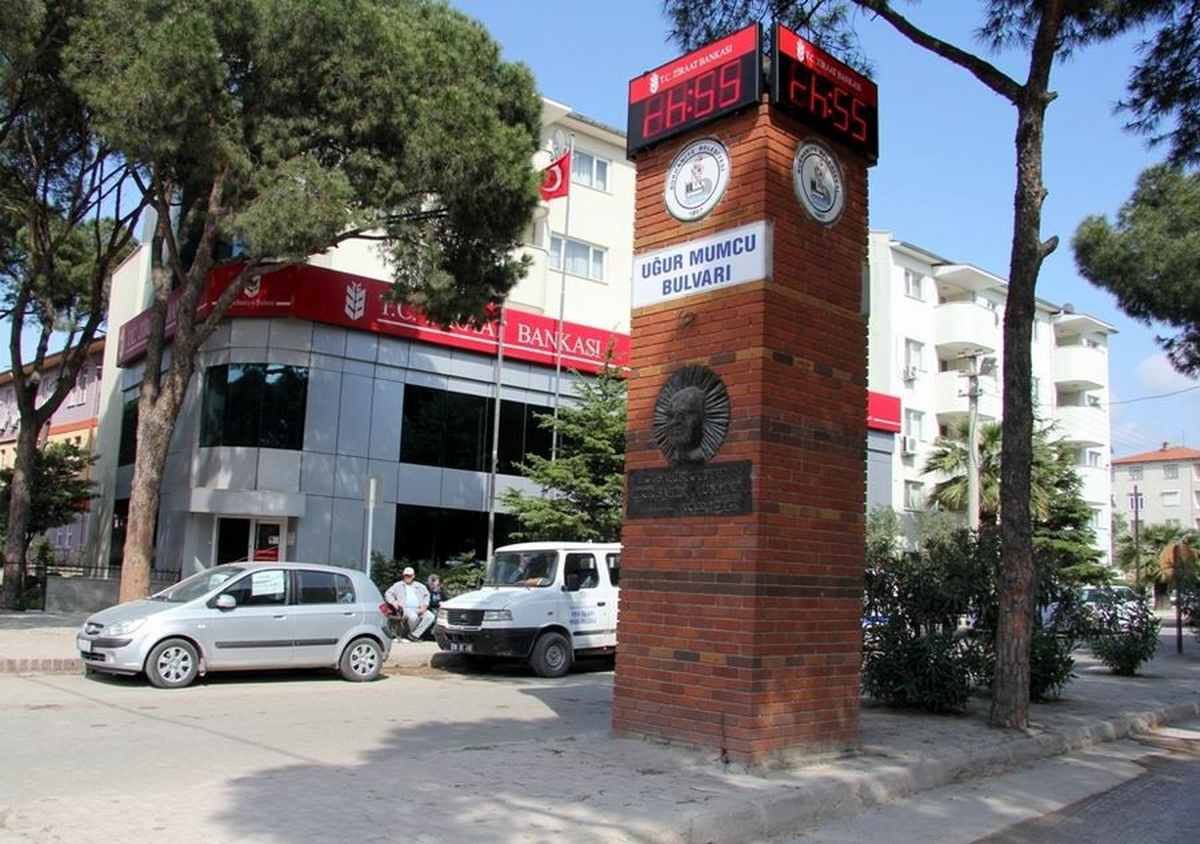 Burhaniye'de Bulvara Ziraat Bankası Saati
