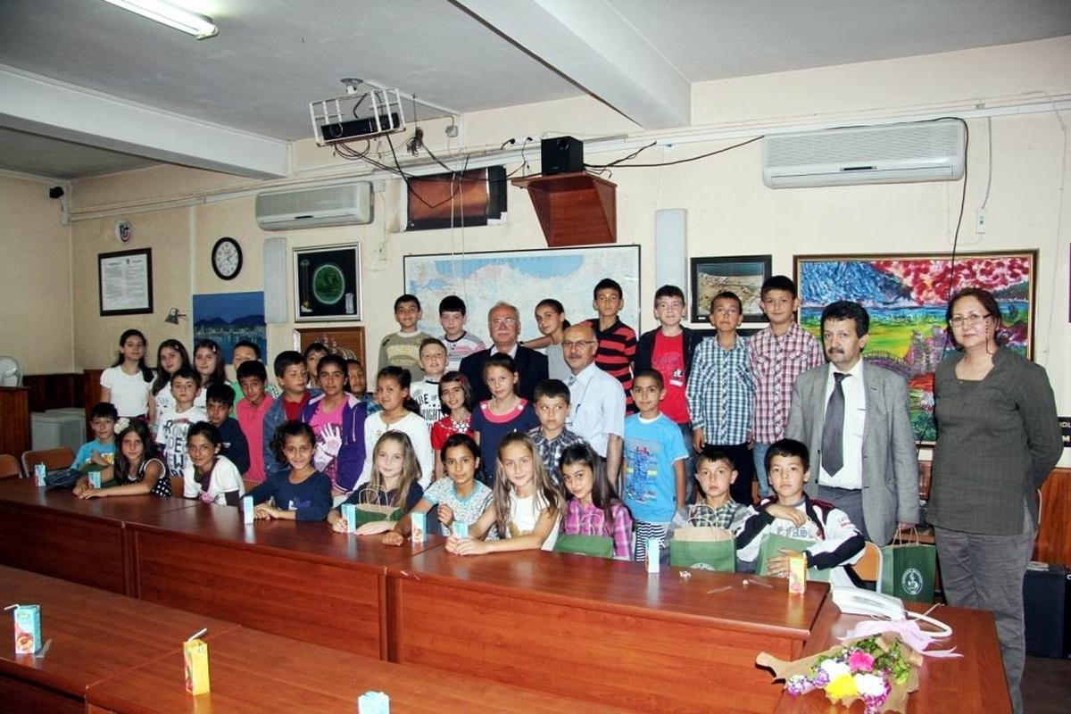 Burhaniye'de Öğrencilerden Belediye Kampanyasına Destek