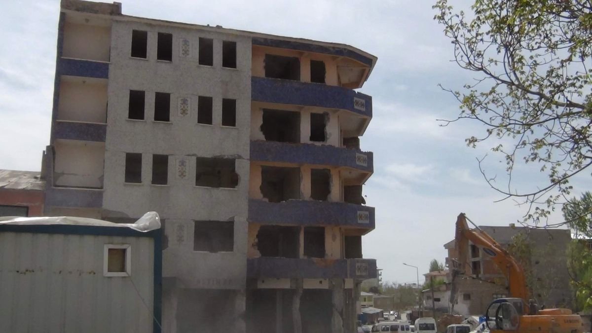 Depremde Ağır Hasarlı Binanın Yıkılış Anı