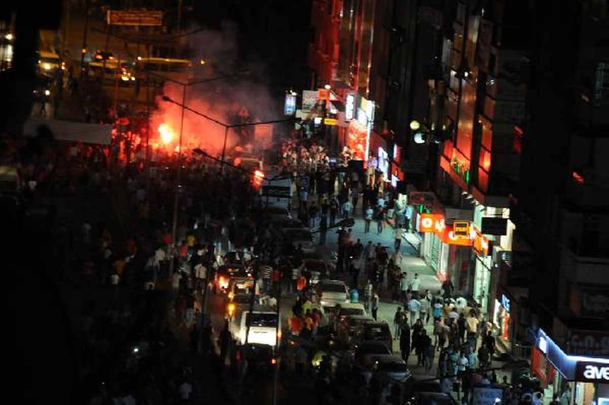 Diyarbakır\'da Havayi Fişekler Bu Kez Galatasaray İçin Atıldı