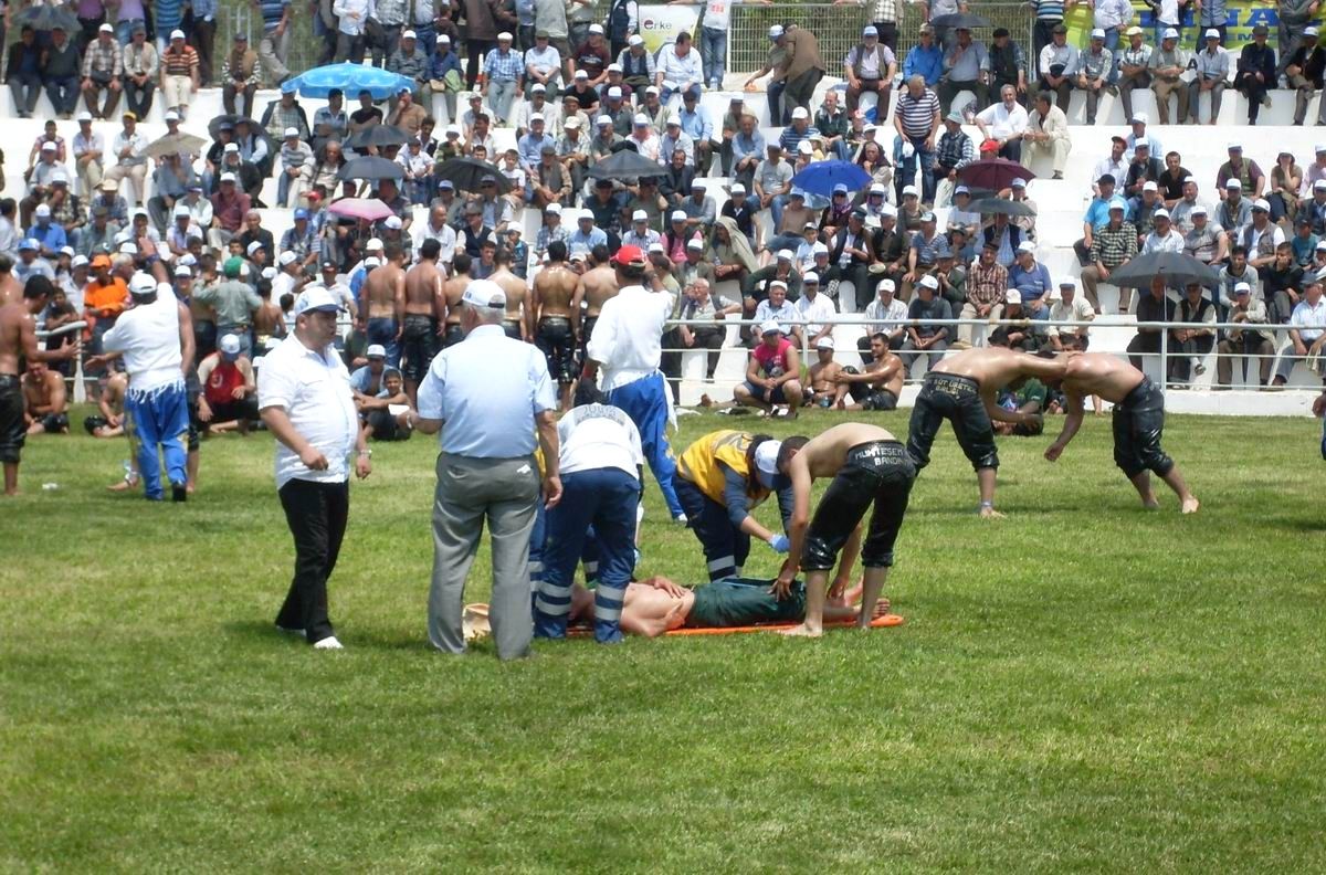 Edremit'te Pehlivan Güreşleri Kıran Kırana Geçiyor