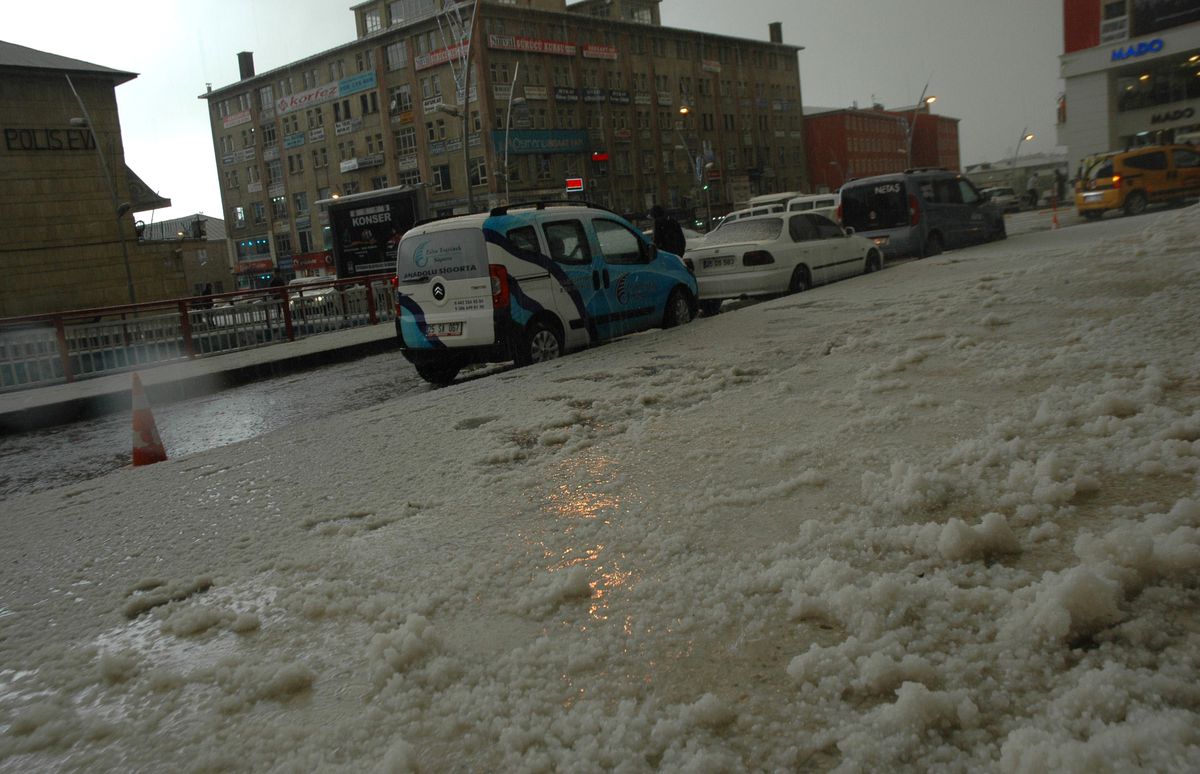 Erzurum\'da Dolu Sürprizi