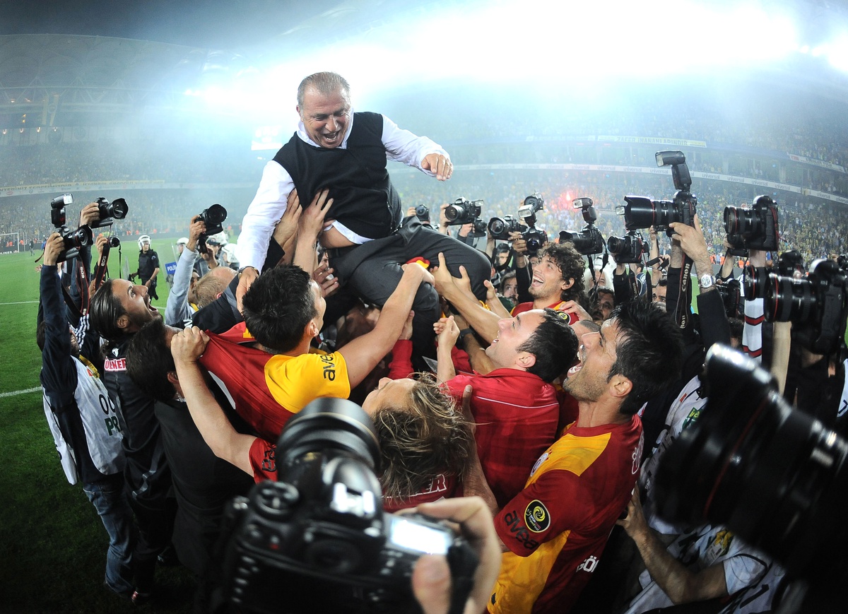 Fatih Terim\'i Oyuncuları Havalara Fırlattı