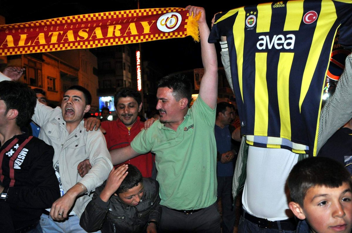 Fenerbahçe Taraftarı Galatasaraylılar ile Kol Kola Şampiyonluğu Kutladı