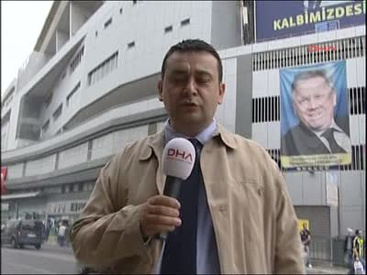 Fenerbahçeli Taraftarlar, Şükrü Saracoğlu Stadı Çevresinde Toplanmaya Başladı