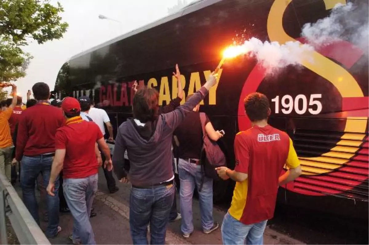 Galatasaray\'lı Taraftarlar Metrobüsü Tekmeledi