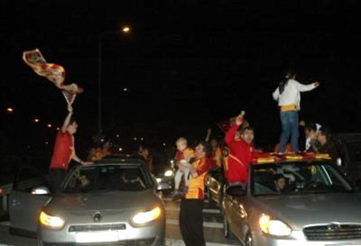 Galatasaray Taraftarları Florya Metin Oktay Tesislerinde Bekliyor