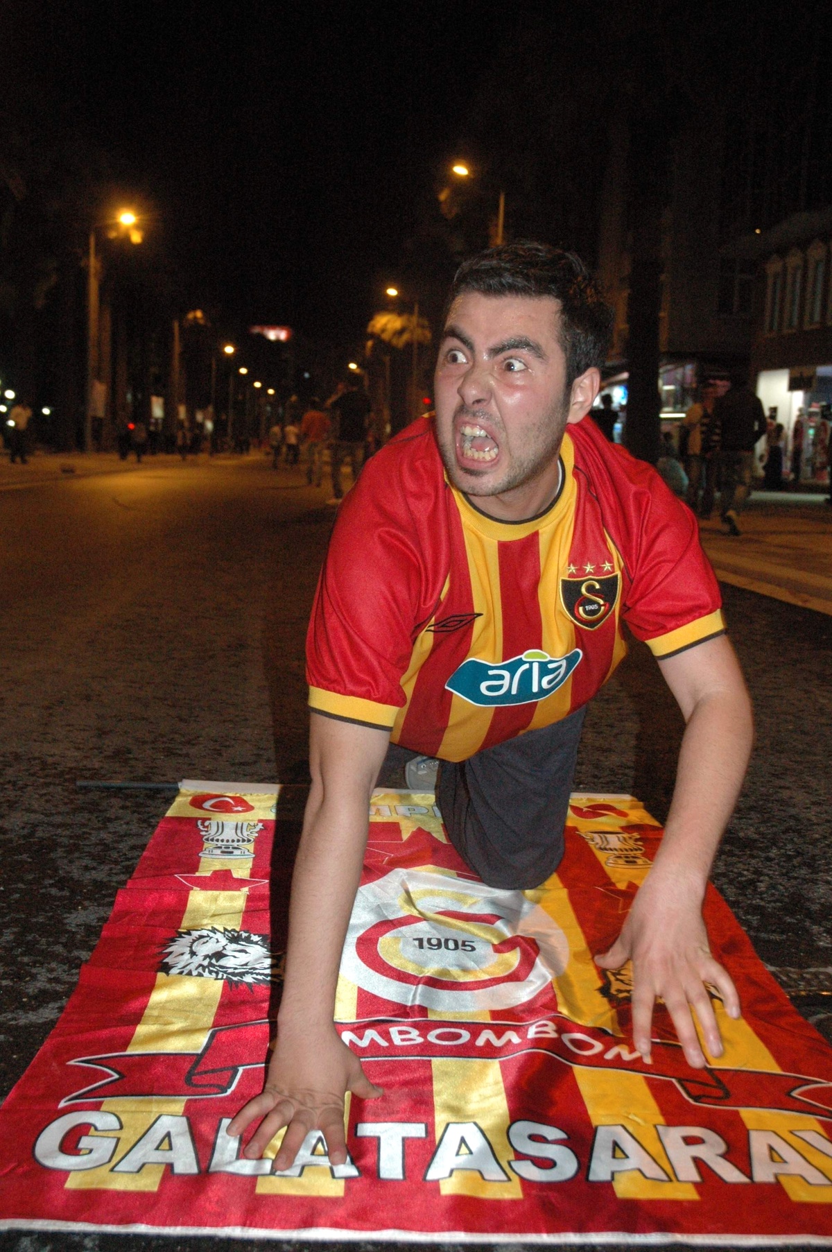 Galatasaraylılar Şampiyonluğu Melo Taklidi ile Kutladılar