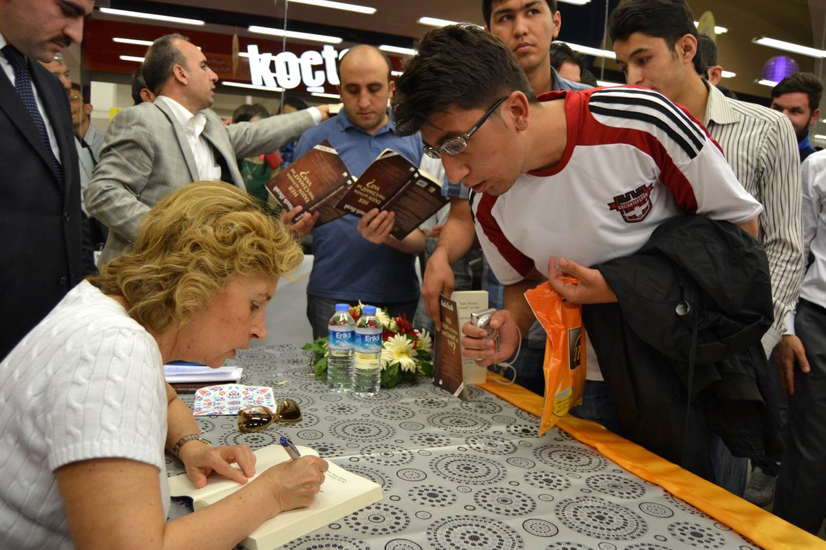 Gazeteci Nazlı Ilıcak Okurlarıyla Buluştu