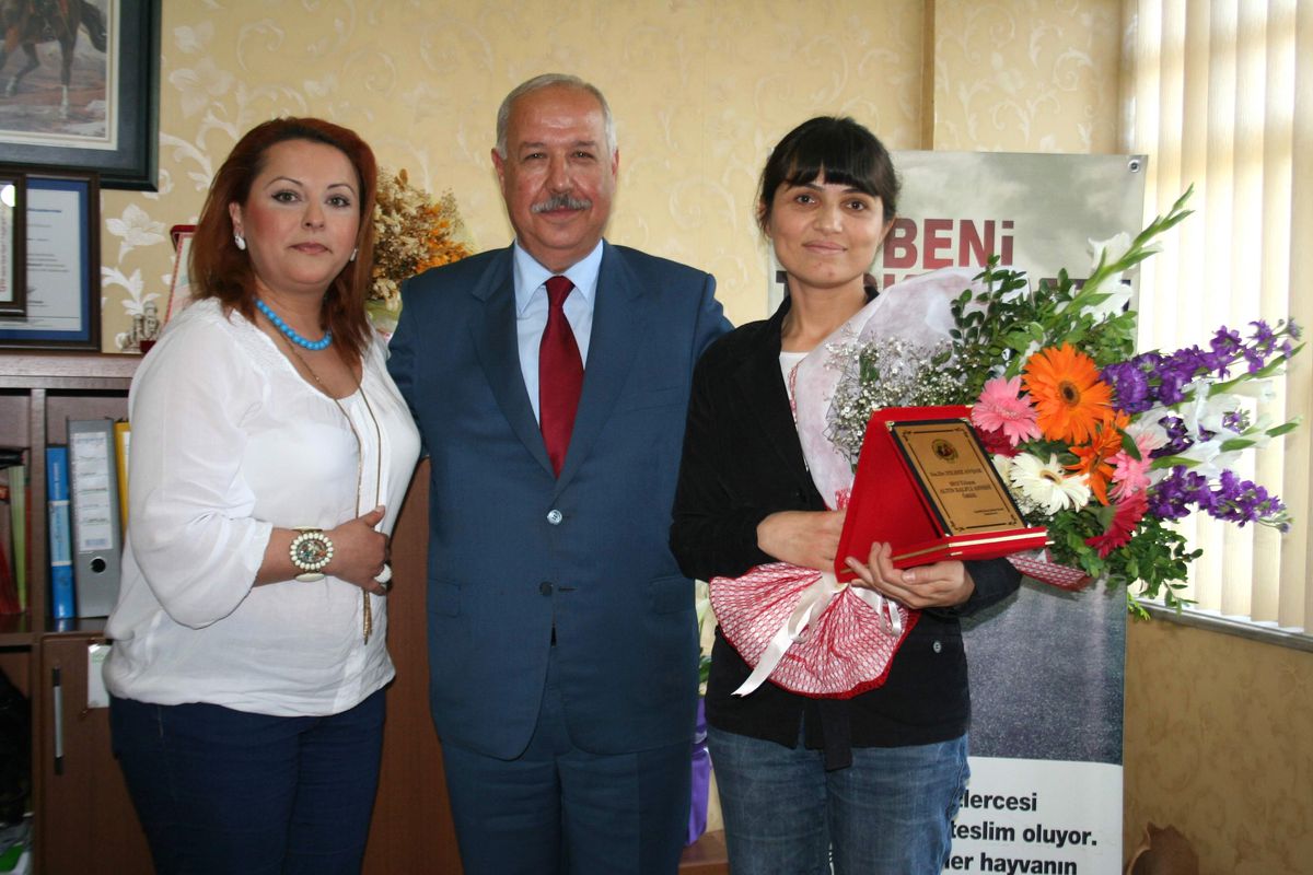Hayvan Hakları Derneği\'nden, Yılın Altın Kalpli Annesi Dr. Avşar\'a Ödül