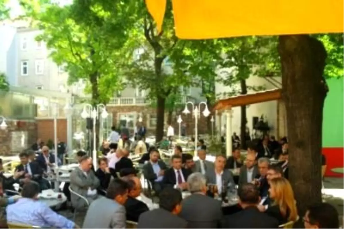 İçişleri Bakanı Şahin, Viyana\'da Türklerle Görüştü