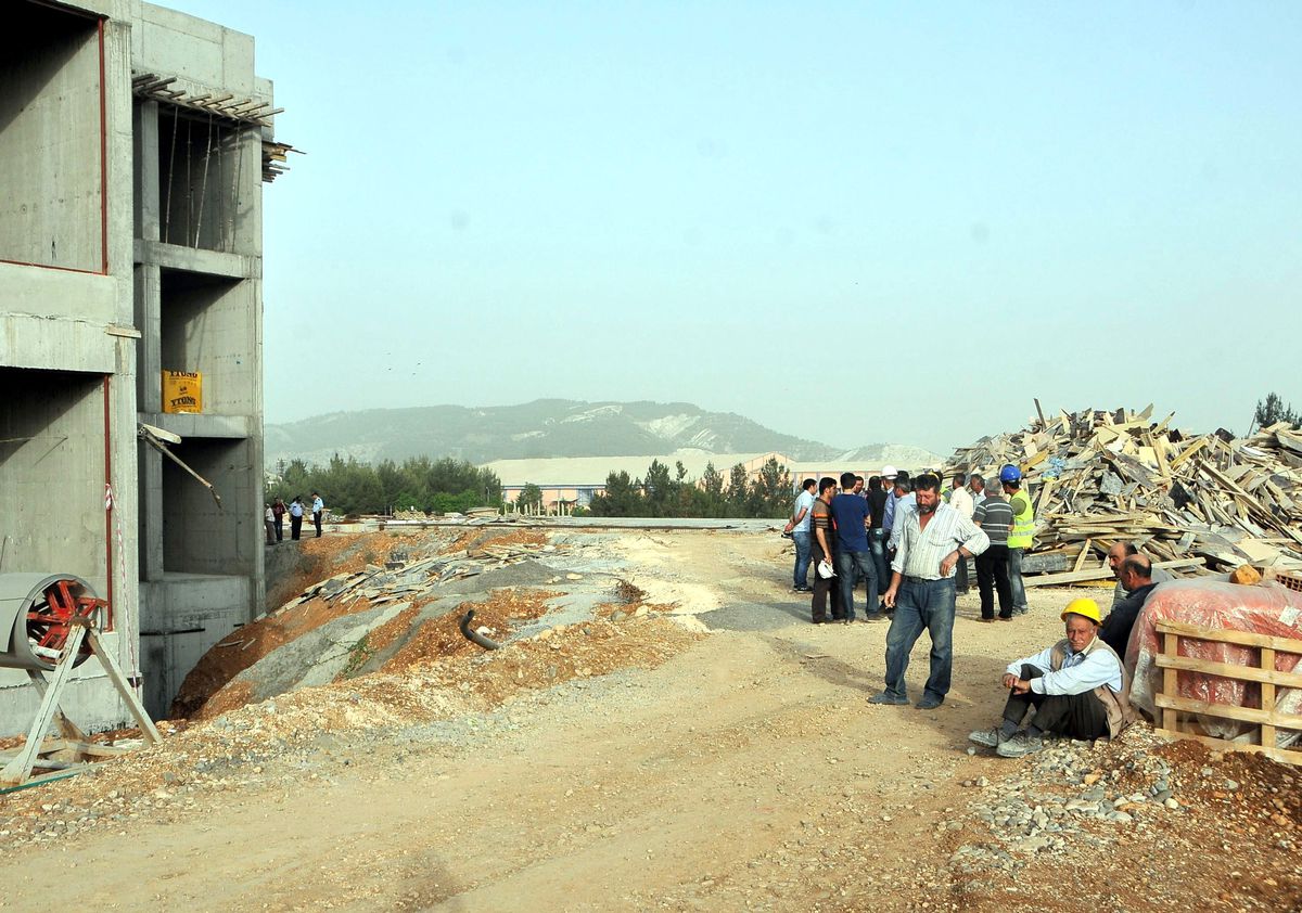 İnşaattan Düşen İşçi Hayatını Kaybetti