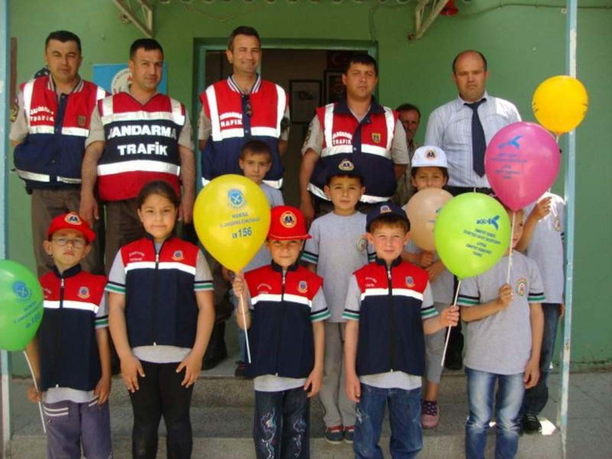 Jandarma Trafik Timleri Okullarda Seminerlerini Sürdürüyor