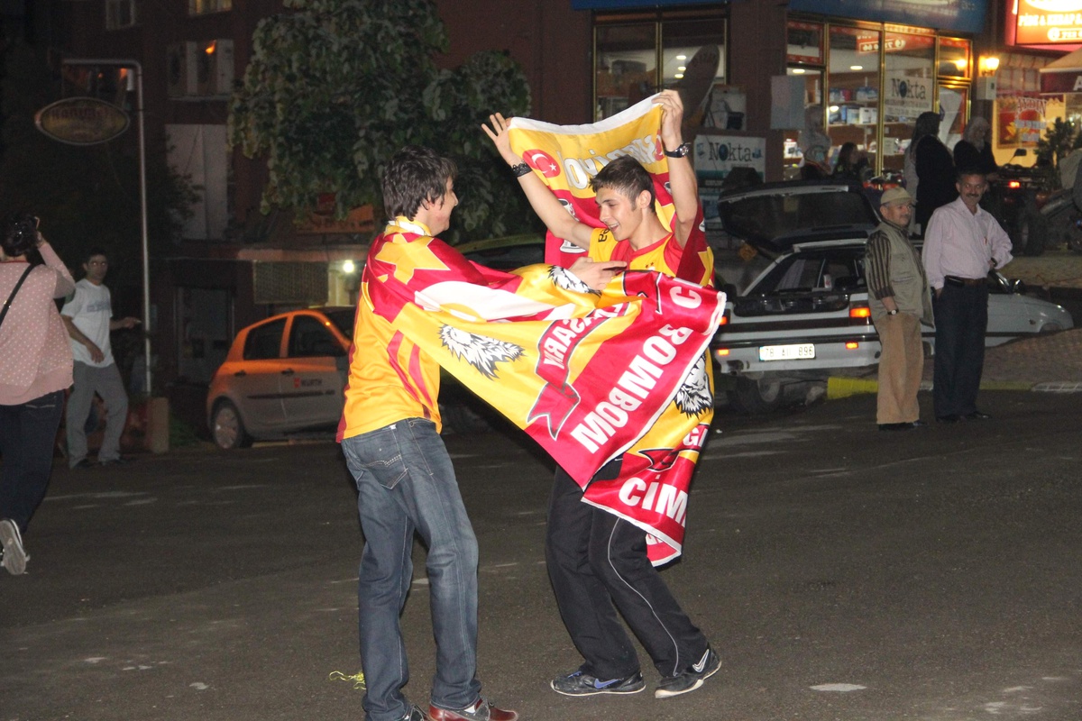Karabük'te Fenerbahçe ve Galatasaray Taraftarları Arasında Gerginlik