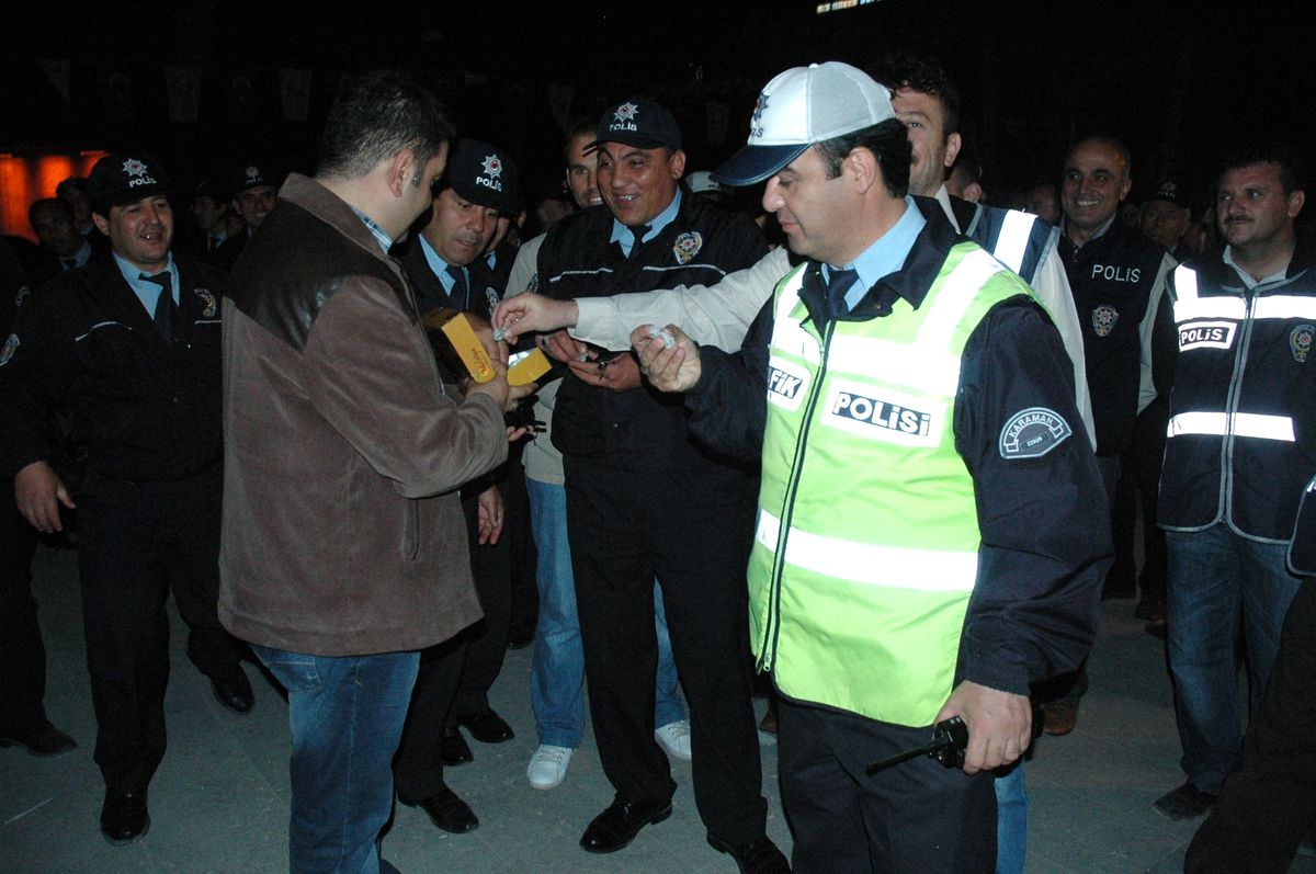 Karaman Emniyet Müdürü Sönmez Polislere Kayısı Lokumu Dağıttı