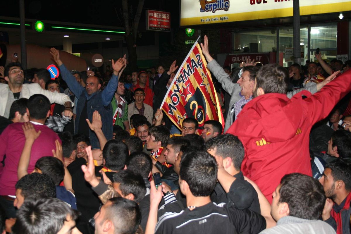 Kars\'ta Sarı Kırmızılı Taraftarlar Sokaklara Döküldü