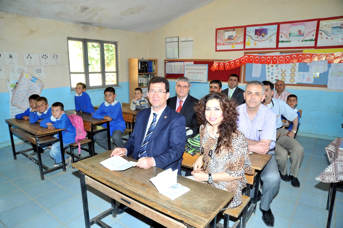 Kitaplarının Geliri ile Öğrencileri Sevindirmeye Devam Ediyor