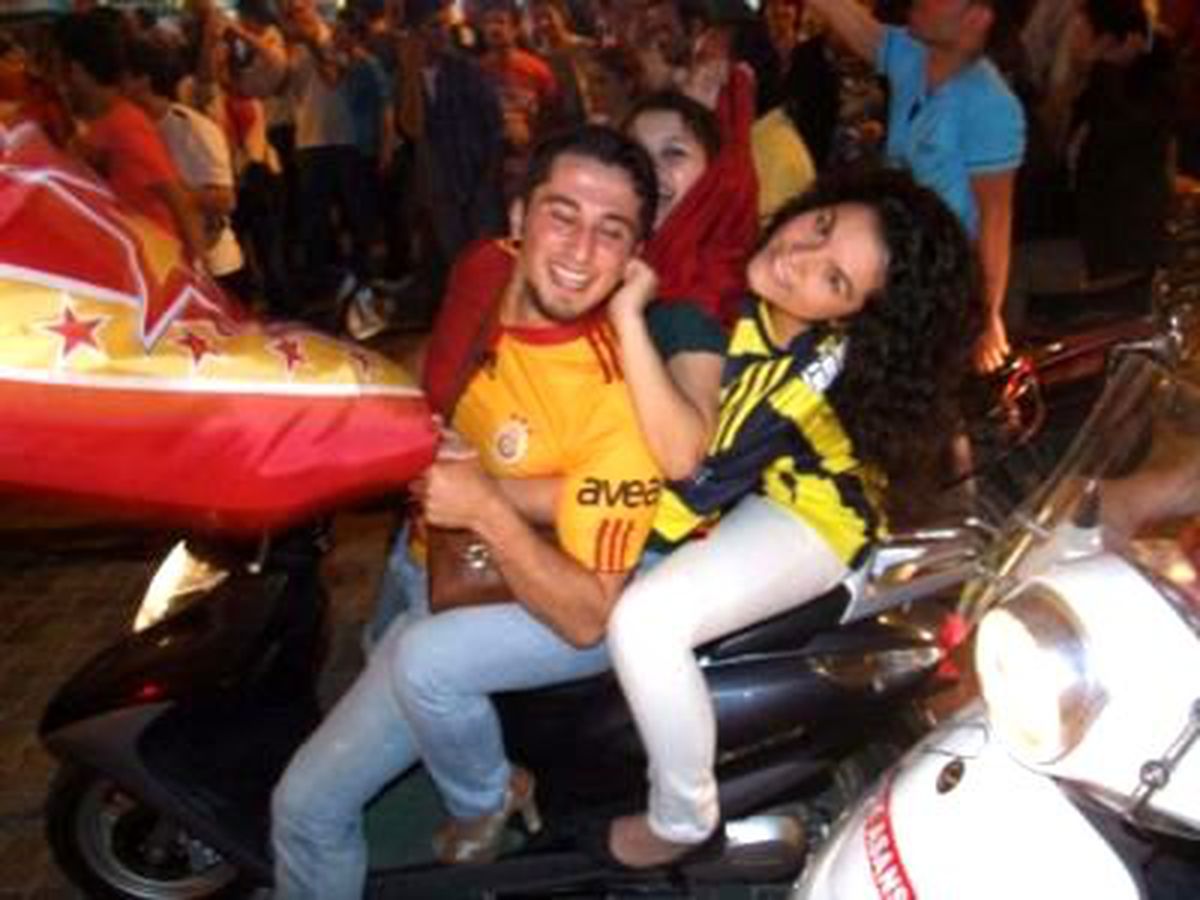 Marmaris\'te İki Takımın Taraftarı Ortak Kutlama Yaptı