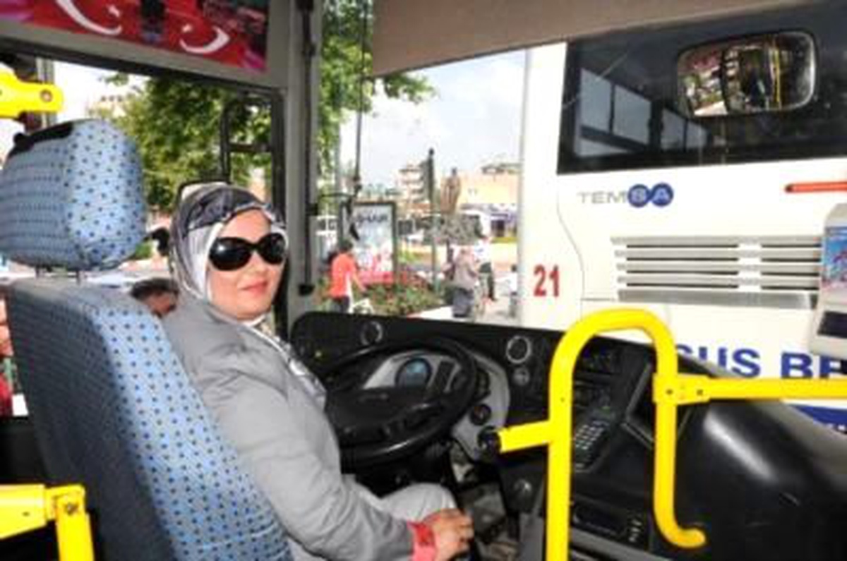 Mersin\'de 2 Kadın, Otobüs Şoförü Oldu (Fotoğraflı