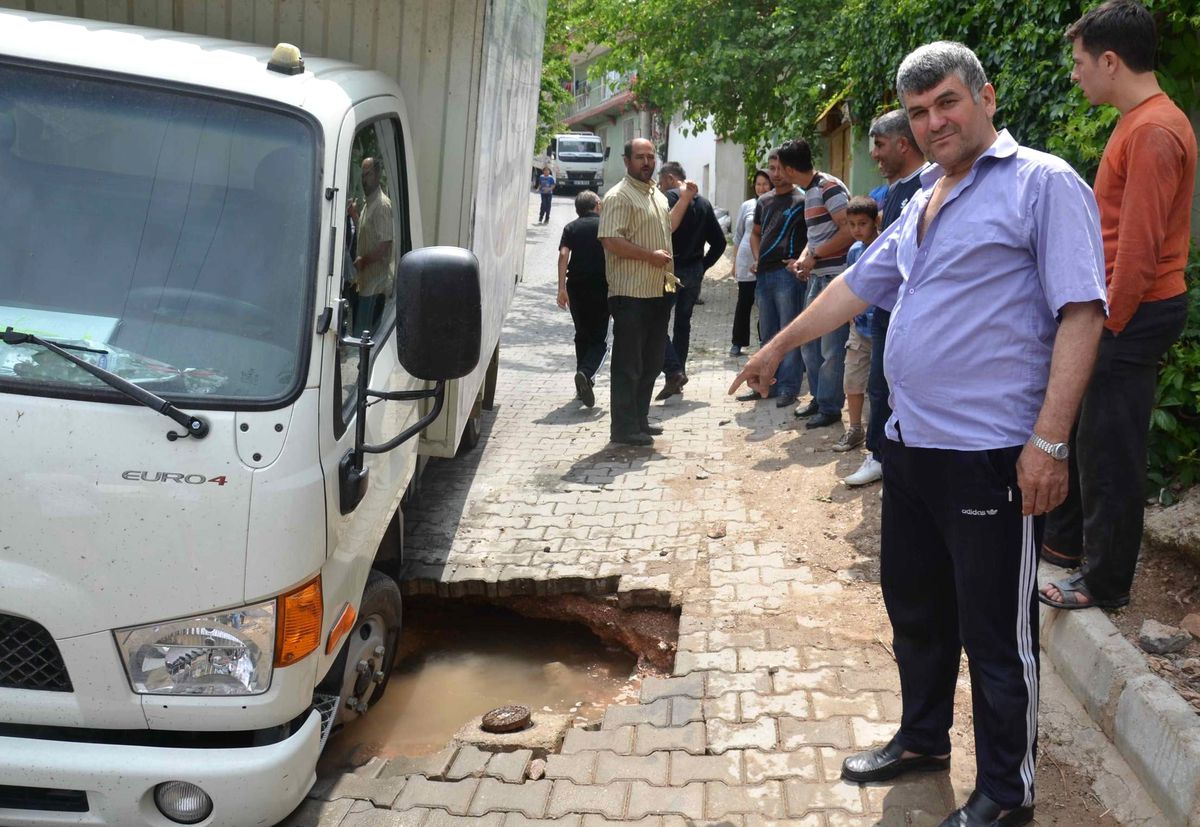Nakliye Aracı Çöken Yola Düştü