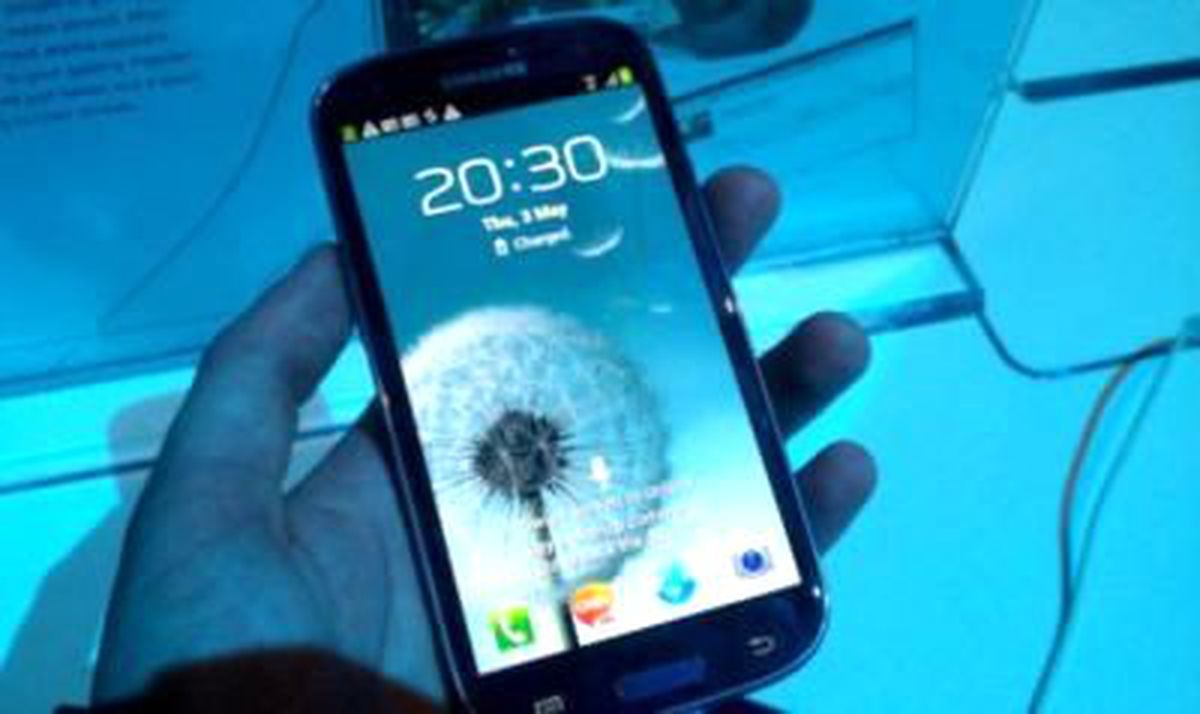 Neden Super Amoled Plus Değil?
