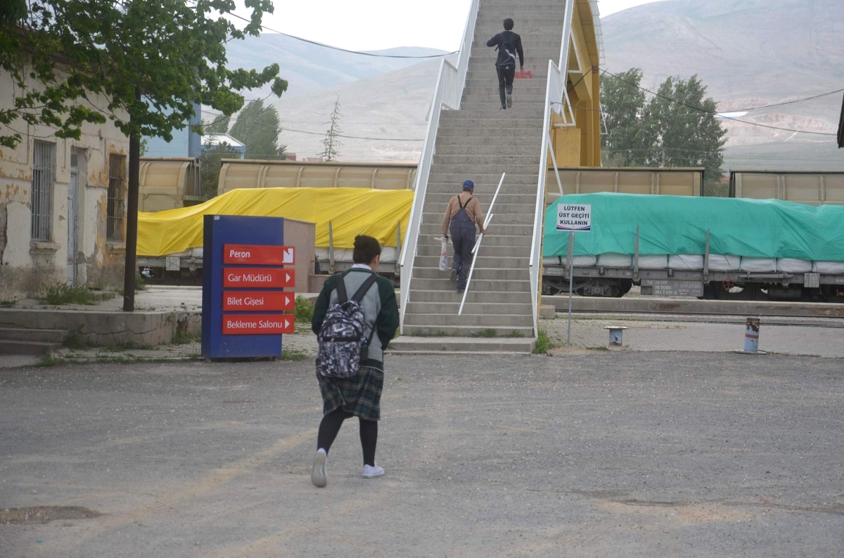 Niğde\'de Tren Vagonları Üstünden Tehlikeli Geçiş