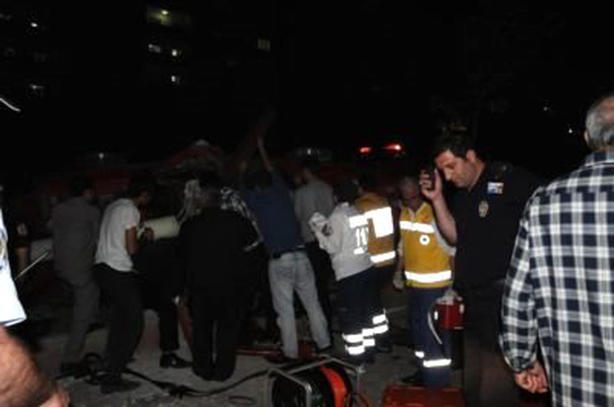 Otomobil Aydınlatma Direğine Çarptı: 1 Ölü, 3 Yaralı