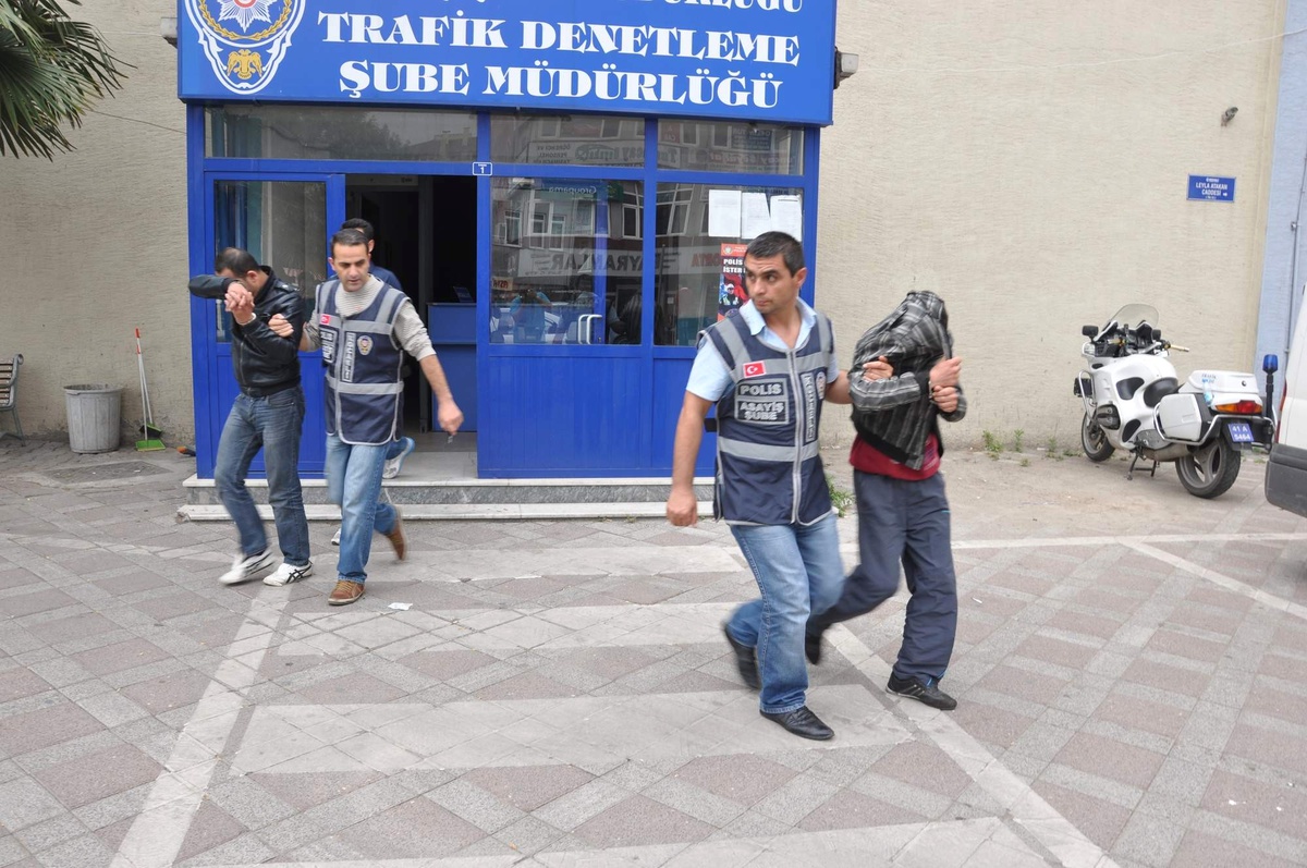 Otomobilden Mazot Çalarken Yakalandılar