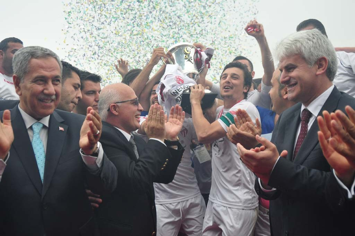 Şampiyon İnegölspor'a Kupasını Arınç Verdi