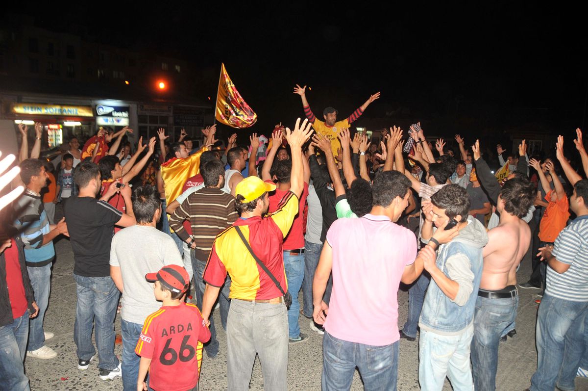Şampiyonluğu Dönme Dolabın Üstünde Kutladı