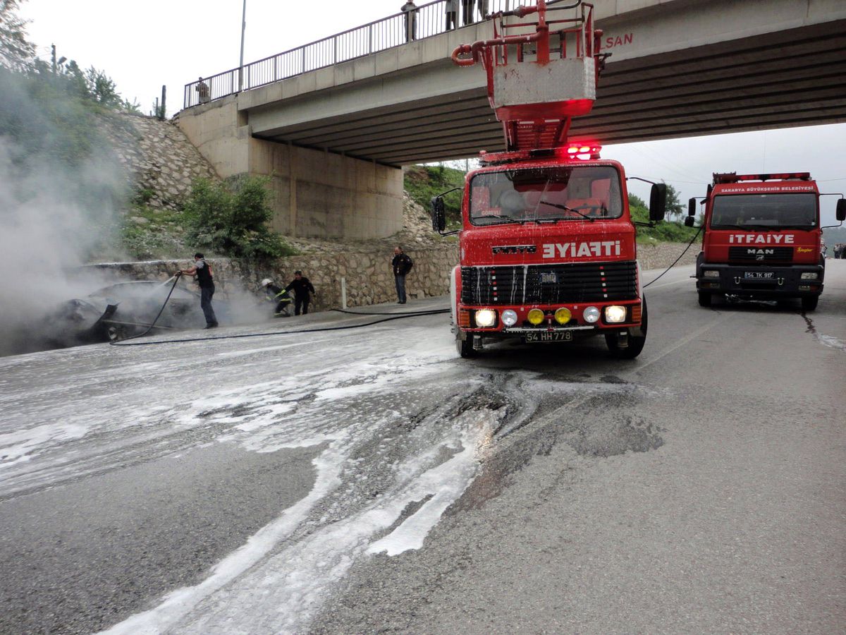Seyir Halindeki Otomobil Alev Alev Yandı